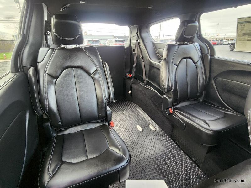 New 2026 Chrysler Pacifica Select