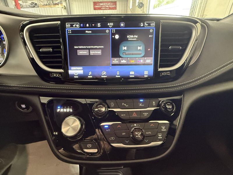 New 2027 Chrysler Pacifica SelectImage 19