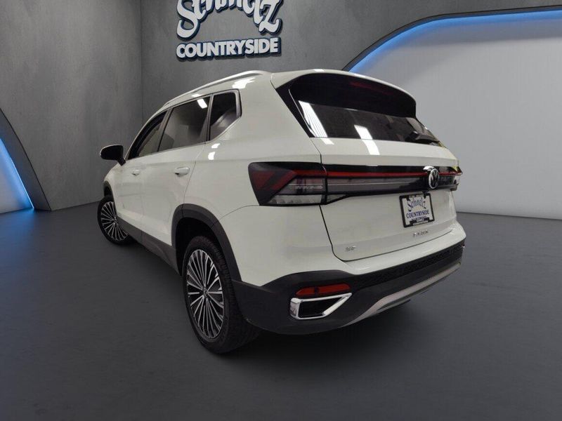 Used 2025 Volkswagen Taos SEImage 5