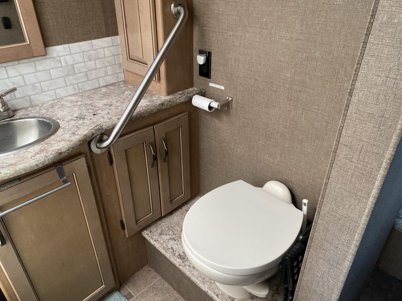 Used 2017 THOR CHATEAU 31Y Image 4