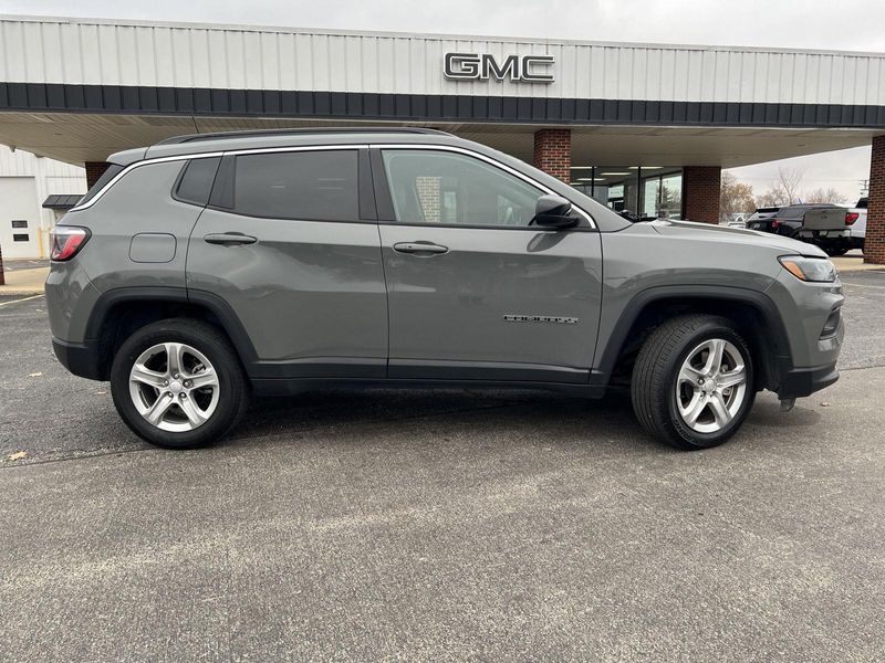 2024 Jeep Compass Latitude photo 3