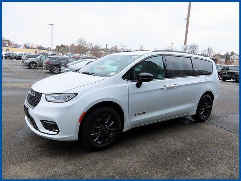 New 2026 Chrysler Pacifica Select
