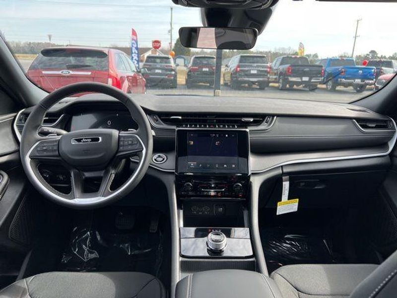 2025 Jeep Grand Cherokee Laredo X 4x4