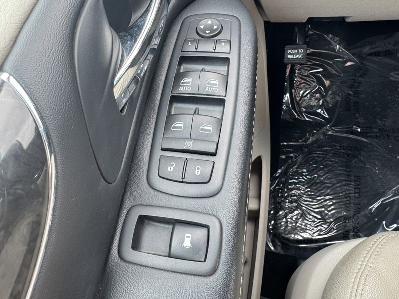 Used 2016 Chrysler Town & Country TouringImage 21