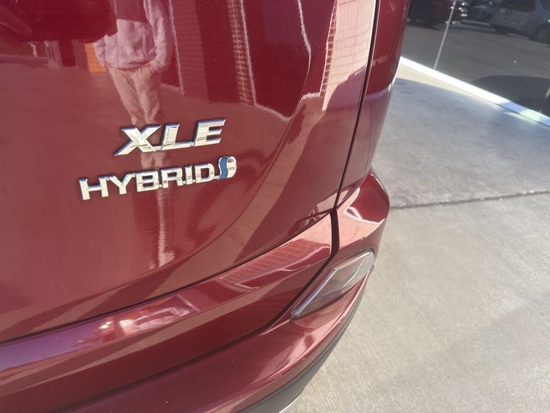 Used 2018 Toyota RAV4 Hybrid XLEImage 20