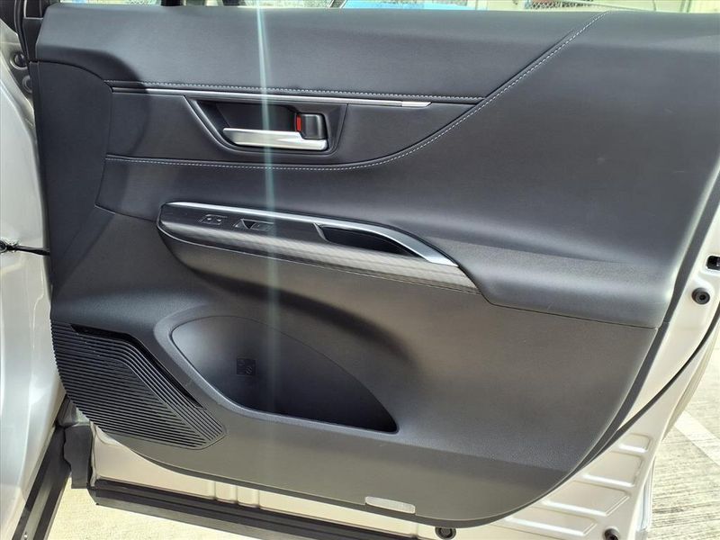 Used 2022 Toyota Venza XLEImage 13