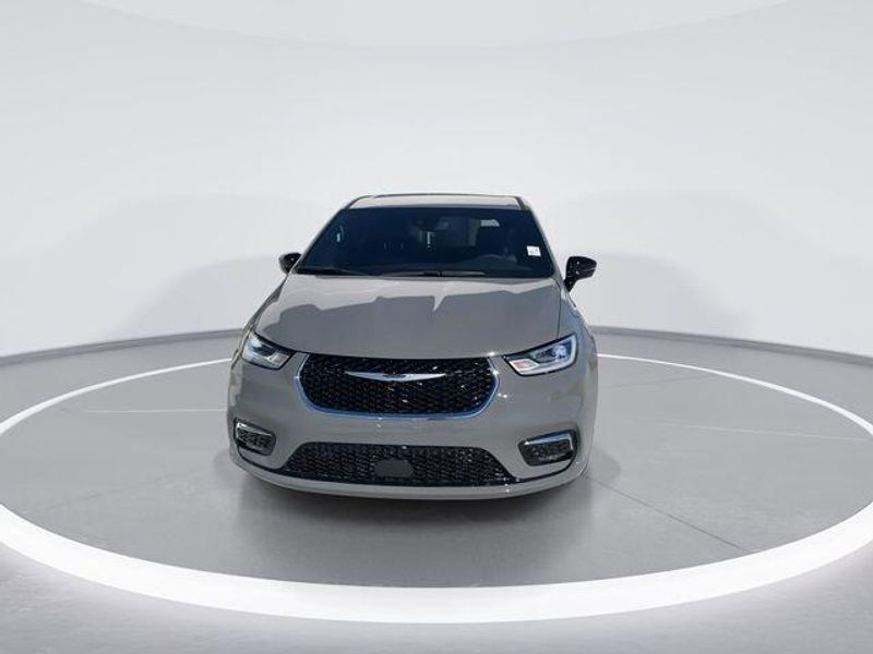 New 2025 Chrysler Pacifica SelectImage 3