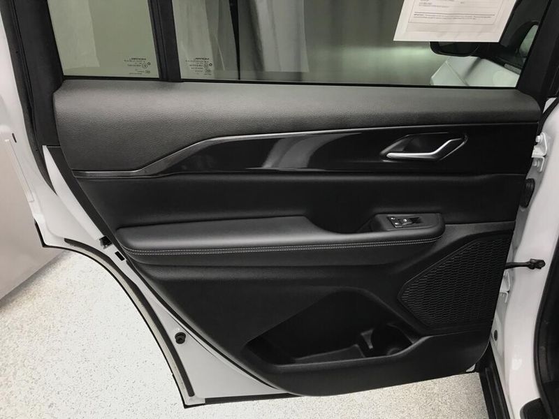 Used 2023 Jeep Grand Cherokee L LaredoImage 13