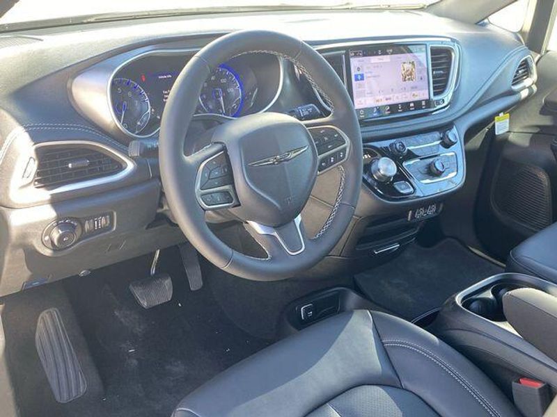 New 2025 Chrysler Pacifica SelectImage 15