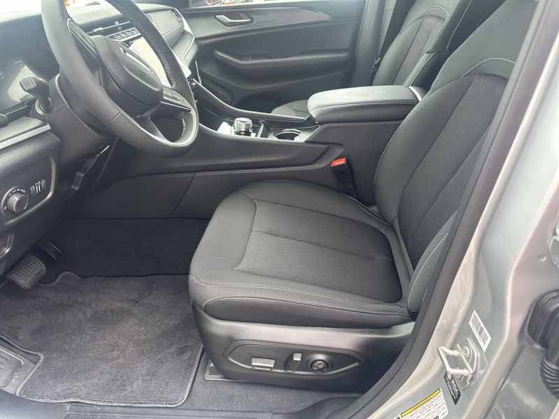 New 2025 Jeep Grand Cherokee L Laredo X 4x4Image 19