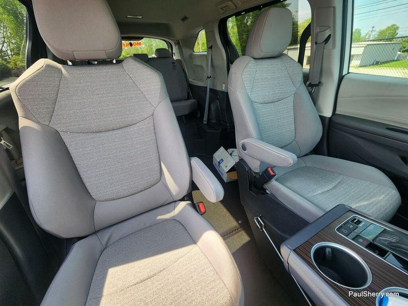 2022 Toyota Sienna Hybrid LEImage 3