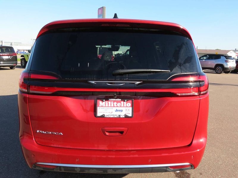 New 2027 Chrysler Pacifica SelectImage 5