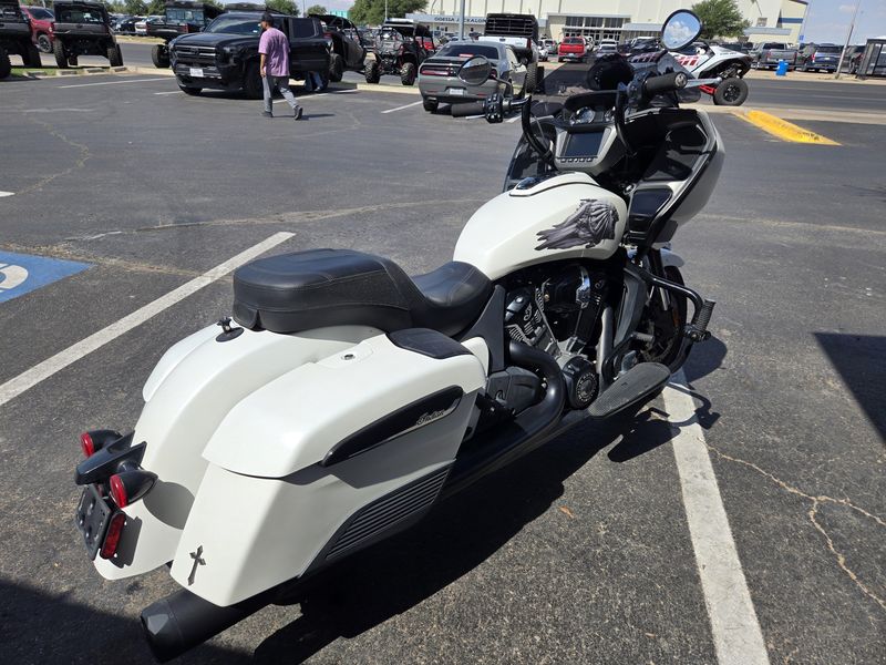 2020 Indian Motorcycle CHALLENGER DARK HORSE WHITE SMOKE Image 4