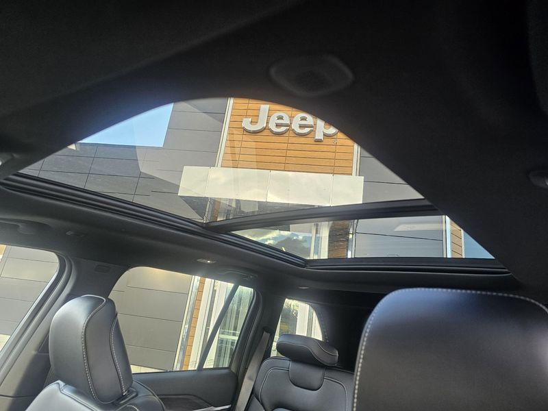 New 2025 Jeep Grand Cherokee Limited 4x4Image 9