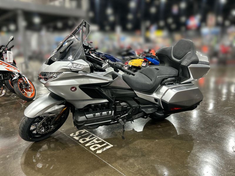 2025 Honda GOLDWING TOUR DCT Image 16