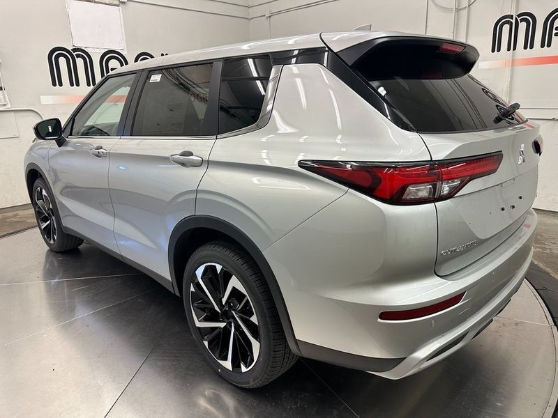 2024 Mitsubishi Outlander SEImage 8