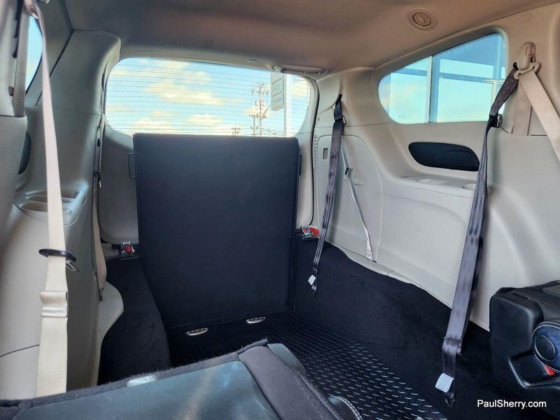 2022 Chrysler Voyager LXImage 5