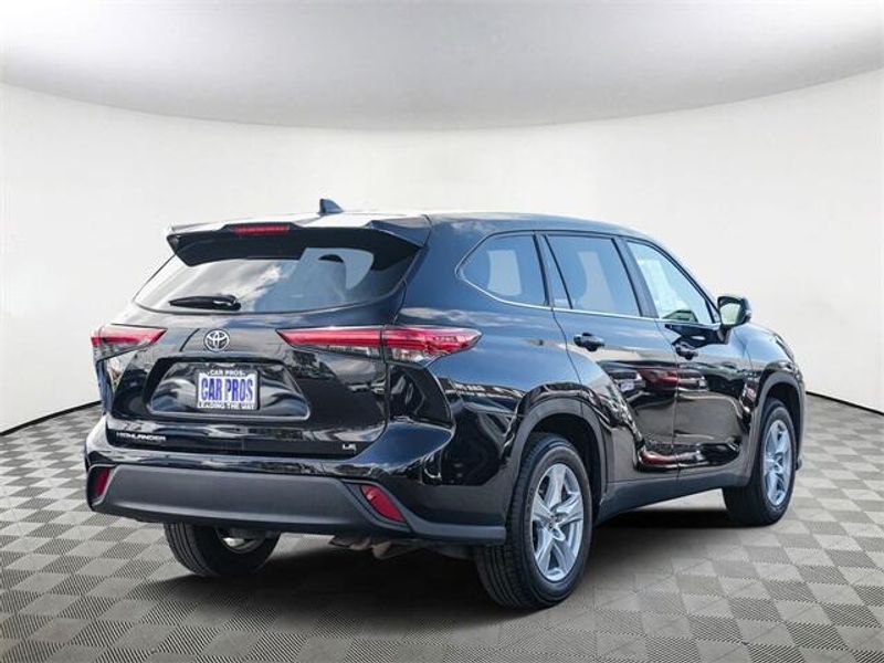 2023 Toyota Highlander LEImage 6
