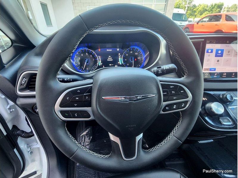 Used 2026 Chrysler Pacifica Select