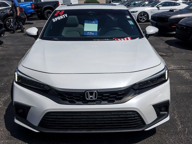 2024 Honda Civic Hatchback Sport Touring photo 3