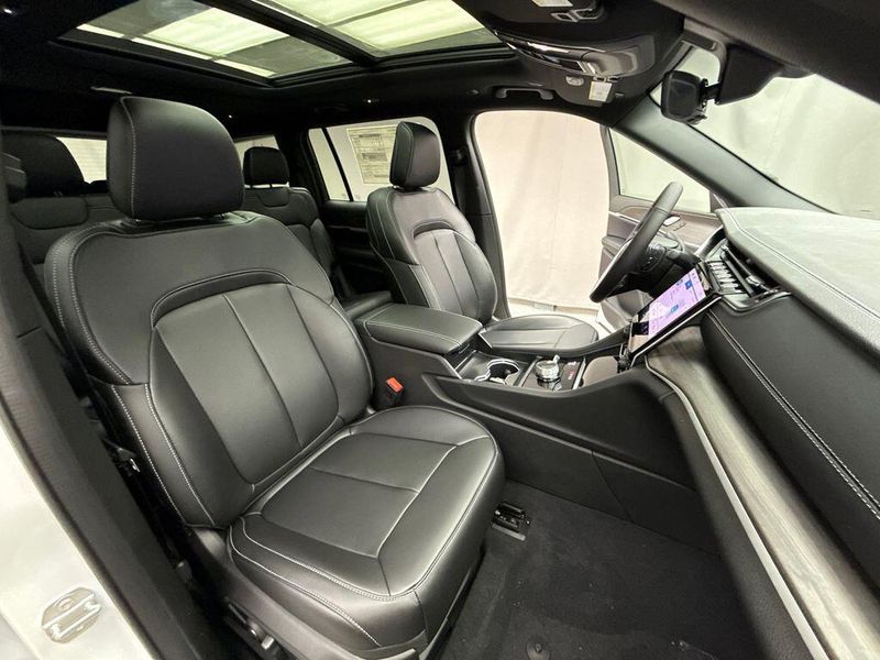 New 2025 Jeep Grand Cherokee L Limited 4x4Image 19
