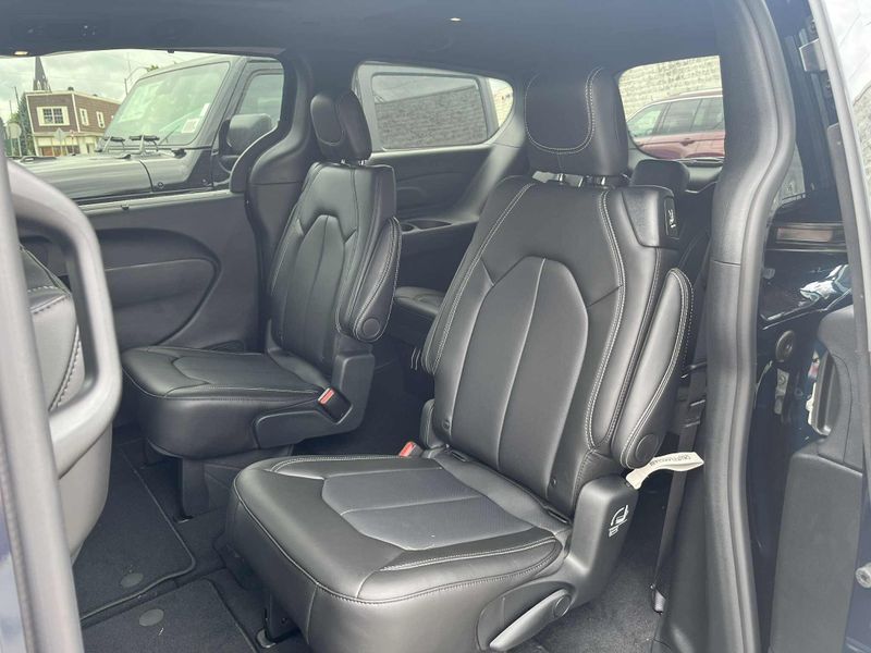 New 2025 Chrysler Pacifica SelectImage 8