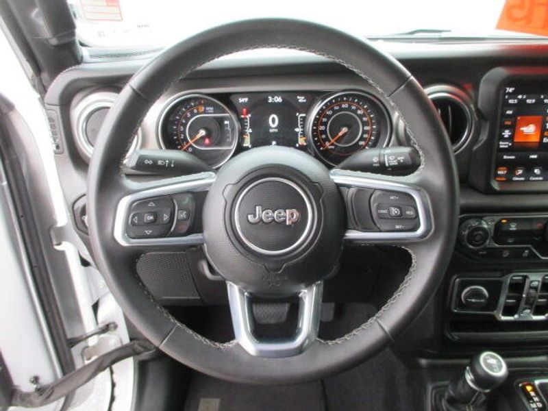 Used 2023 Jeep Gladiator OverlandImage 17