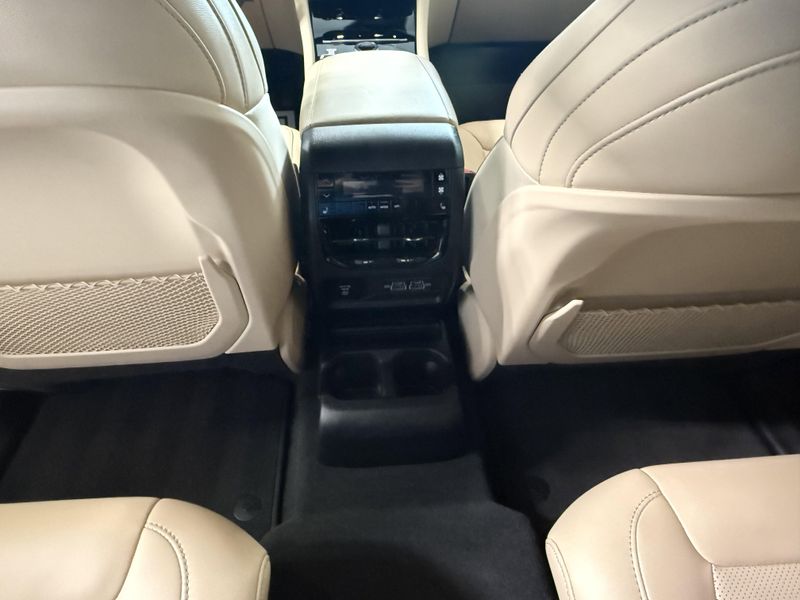 Used 2024 Jeep Grand Cherokee L LimitedImage 24