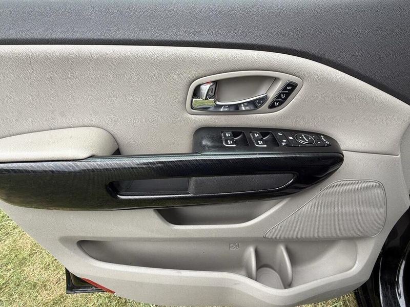 2017 Kia Sedona EX photo 13