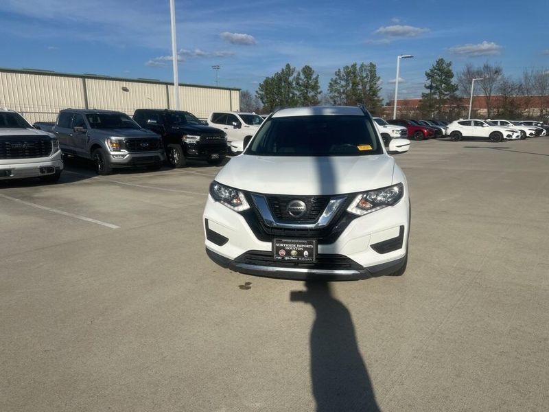 Used 2018 Nissan Rogue SVImage 2