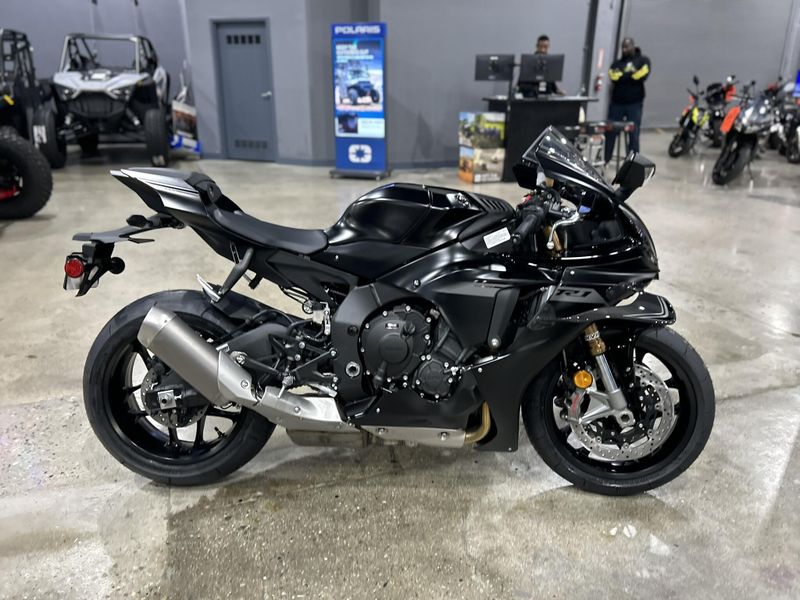 2025 Yamaha YZF-R1 Image 1