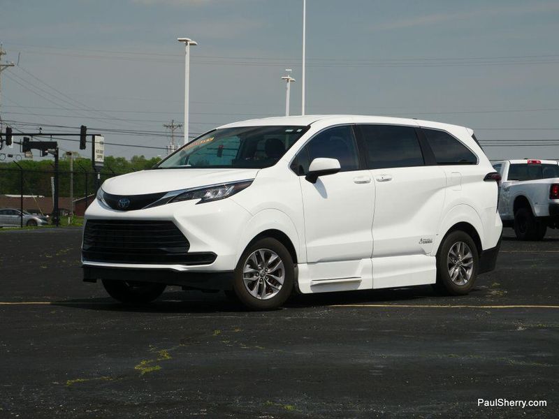 2022 Toyota Sienna Hybrid LEImage 26