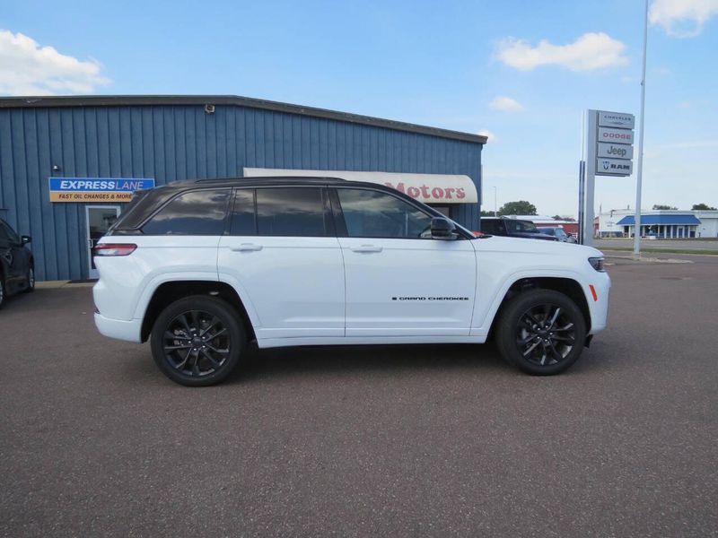 New 2026 Jeep Grand Cherokee Limited Reserve 4x4Image 9