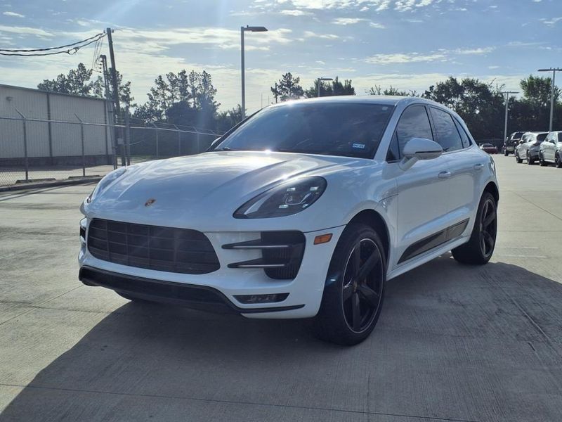 2018 Porsche Macan TurboImage 2