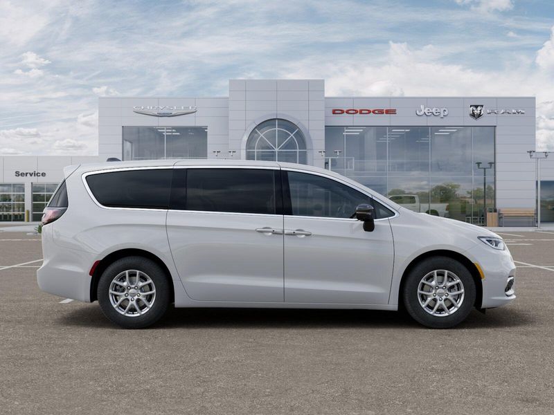 New 2026 Chrysler Pacifica SelectImage 22