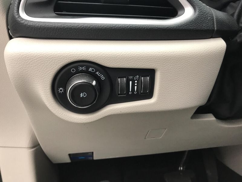 Used 2023 Chrysler Pacifica Touring LImage 5