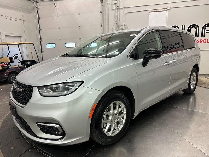 2024 Chrysler Pacifica Touring L photo 4