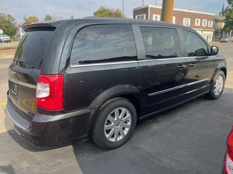 Used 2014 Chrysler Town & Country Image 5