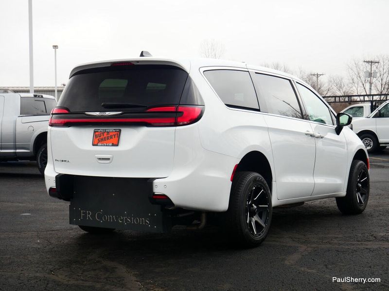 Used 2024 Chrysler Pacifica Touring