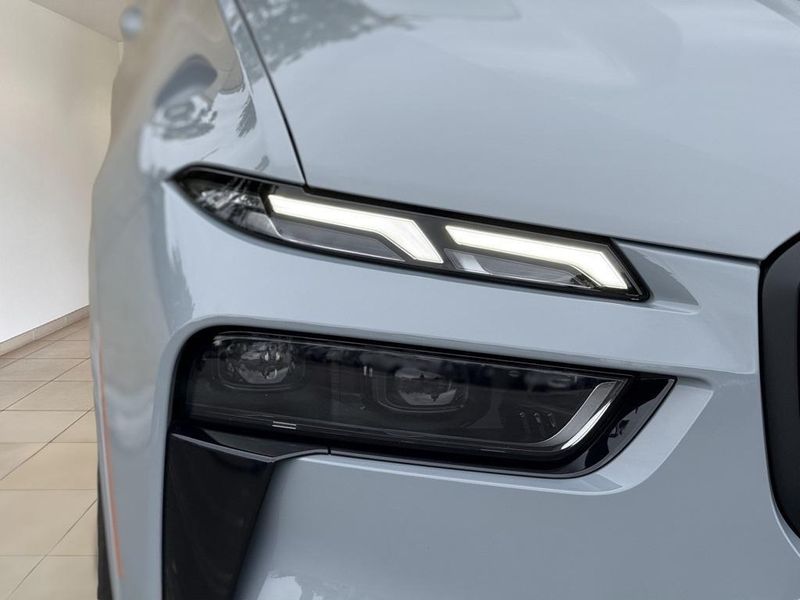 2023 BMW X7 xDrive40iImage 12