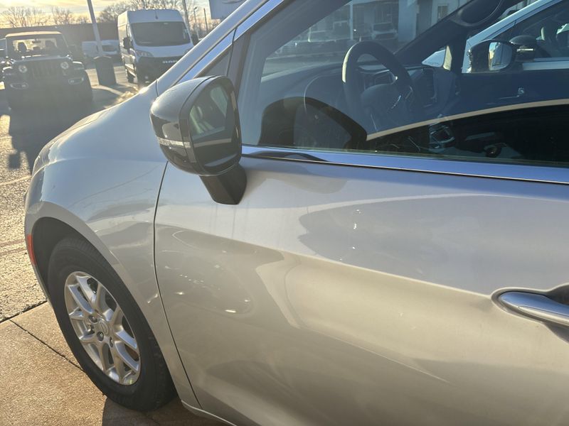 New 2026 Chrysler Pacifica SelectImage 15