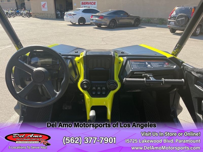 2022 Honda SXS10S2RDLN  in a TONIC YELLOW PEARL exterior color. Del Amo Motorsports of Los Angeles (562) 262-9181 delamomotorsports.com 