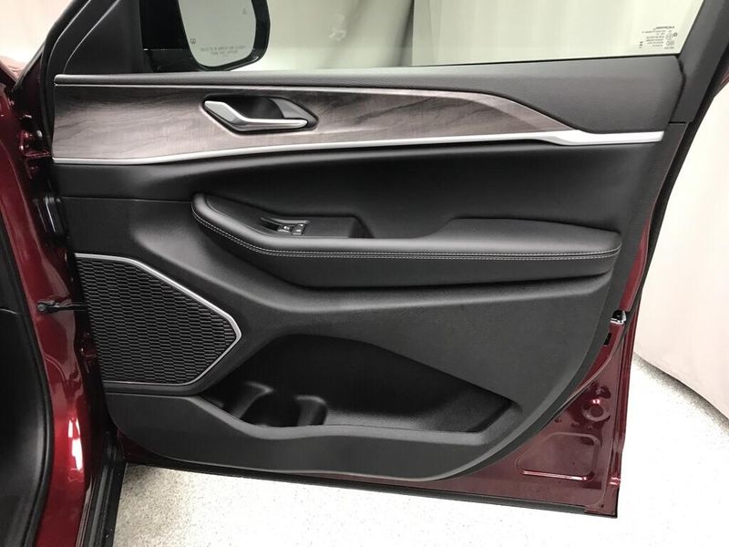 New 2026 Jeep Grand Cherokee L Limited 4x4Image 15