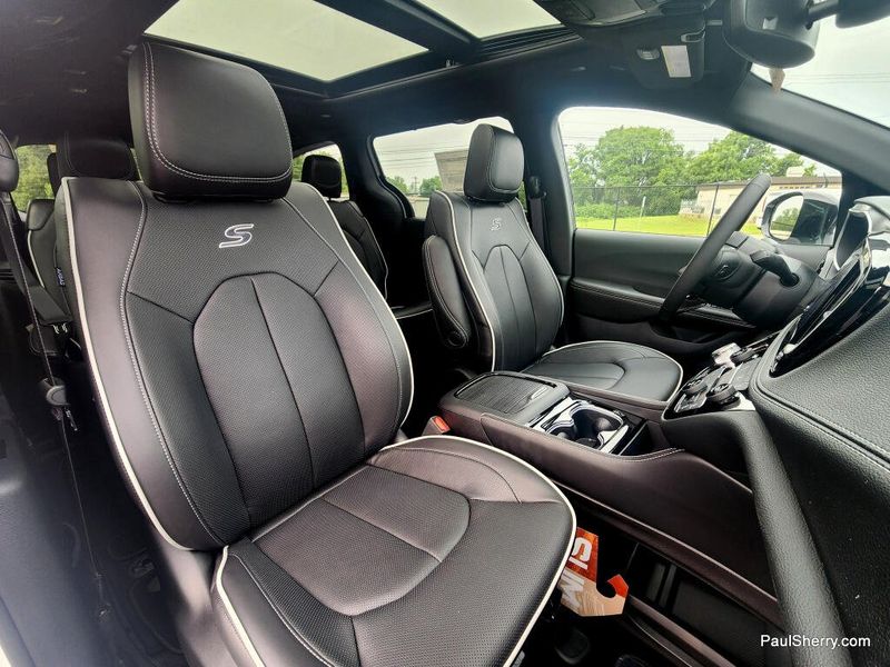 New 2027 Chrysler Pacifica Limited