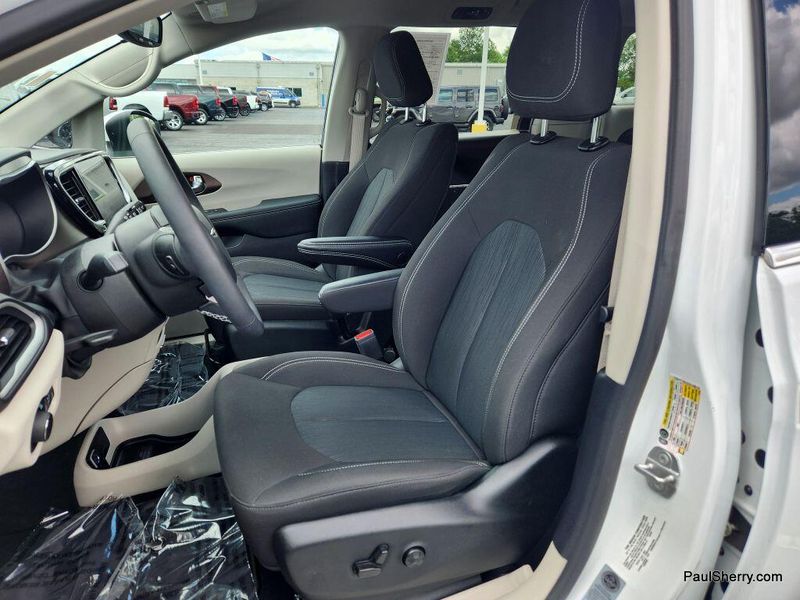 Used 2022 Chrysler Voyager LXImage 32