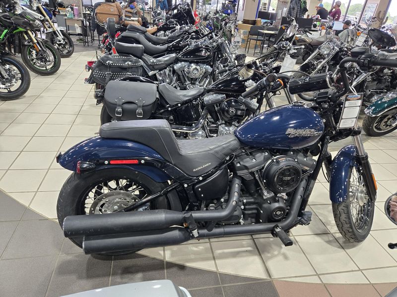 USED 2019 HARLEY SOFTAIL STREET BOB Image 2