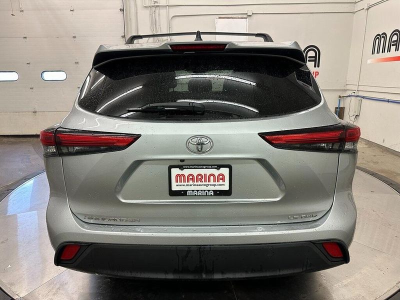 2022 Toyota Highlander LEImage 14