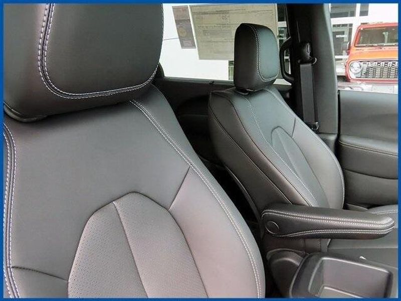 New 2025 Chrysler Pacifica SelectImage 9