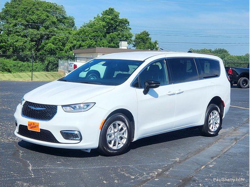 Used 2026 Chrysler Pacifica Select