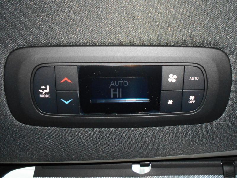 2025 Chrysler Voyager LxImage 18